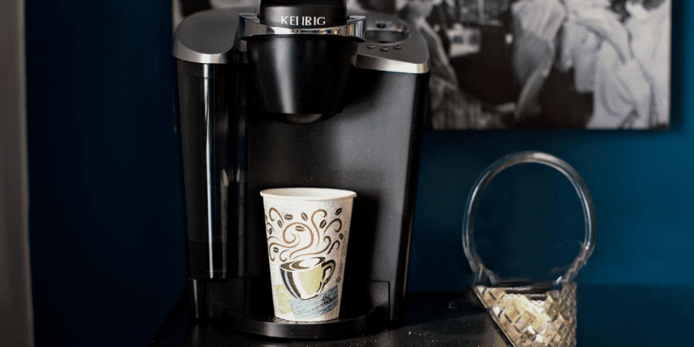 keurig k-classic coffee maker with cup